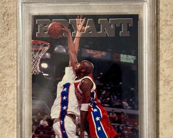 Tablero de resultados de baloncesto de novatos n.° 15 Kobe Bryant 1996-97 - Tarjeta de novato PSA 9 Mint RC