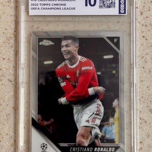 Puede incluir: Una tarjeta coleccionable calificada de Cristiano Ronaldo con una camiseta roja del Manchester United. La tarjeta es de la serie 2022 Topps Chrome UEFA Champions League y está calificada con un 10 por LCS Grading. La tarjeta está dentro de un soporte protector transparente.