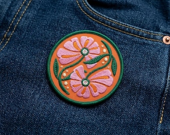 Retro Groovy Floral Round Patch, Vintage 70s Pink Flower Iron on Patch, Cute Terracotta Botanical Embroidery
