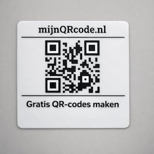 Op de afbeelding: Een witte vierkant met afgeronde hoeken met een zwarte QR-code en tekst. De tekst bovenaan luidt "mijnQRcode.nl" en de tekst onderaan luidt "Gratis QR-codes maken".