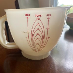 Vintage Tupperware  2 Quart Mix-N-Stor