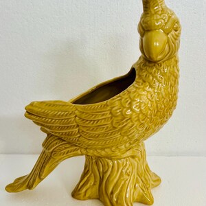 Vaso in ceramica a forma di cacatua – Giallo senape, 35,5 x 25,4 cm, in ottime condizioni.