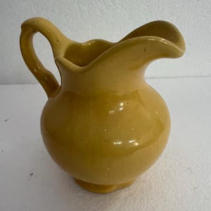 Pode incluir: Uma placa de madeira rústica com a frase "Welcome to our home" em letras brancas. A placa apresenta um acabamento desgastado e um design simples e acolhedor, ideal para a entrada.