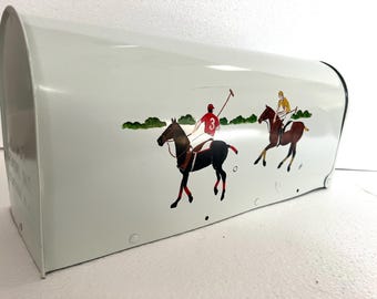 手描きの郵便ポスト「ポロ選手」新品、アーティストのサイン入り、19 x 9インチ