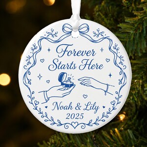 Enfeite de Noivado em Cerâmica, Arte em Linha Azul "Para Sempre Começa Aqui", Lembrança de Natal Personalizada para Casal, Presente de Pedido de Casamento para Noivo(a)