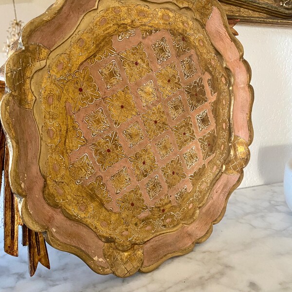 Bandeja italiana florentina vintage color rosa, rara, dorada y de madera, fabricada en Italia