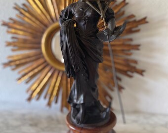 Vintage Franse beeldhouwwerken, Retour des Champs, vrouwenfiguur op houten sokkel, Frankrijk