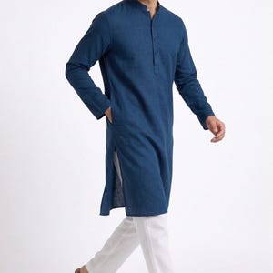 Può includere: Un set di tre tazze in ceramica con finitura opaca e macchiettata. Le tazze sono nei toni del crema, marrone chiaro e marrone scuro. Ogni tazza ha un design semplice e minimalista, ideale per caffè o tè.