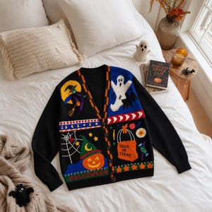 Cardigan patchwork vintage per Halloween, maglione a tema Halloween "Dolcetto o scherzetto?", maglione con bottoni a forma di zucca fantasma, outfit autunnale retrò, regalo per la stagione spettrale