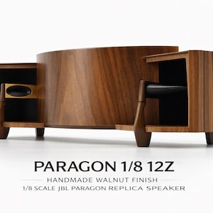 Op de afbeelding: Een handgemaakte Paragon 1/8 12Z replica luidspreker met walnoot afwerking. De luidspreker heeft een gebogen middengedeelte en twee zijdelen, allemaal in een warme bruine houttint. De tekst "PARAGON 1/8 12Z" is zichtbaar.