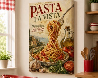 Op de afbeelding: Een rechthoekige wandkunstprint met een vork die spaghetti uit een kom tilt, met de tekst PASTA LA VISTA en Mangia Bene, Live Well. De afbeelding bevat een glazen oliekaraf, verse tomaten, knoflook en basilicum op een rustieke achtergrond.