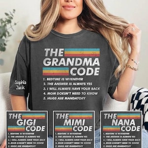 Könnte beinhalten: Ein anthrazitfarbenes Kurzarm-T-Shirt mit dem weißen Schriftzug THE GRANDMA CODE und fünf darunter aufgeführten Regeln. Das Design enthält horizontale Streifen in Gelb, Orange und Blau. Weitere Textoptionen für GIGI, MIMI und NANA sind abgebildet.