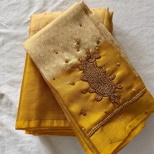 Sari dorado con tela para blusa con bordado Aari (incluye dobladillo y pico). Envío a EE. UU.