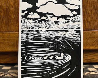 Impression linogravure mère cane et canetons dans un lac alpin • Carte de voeux