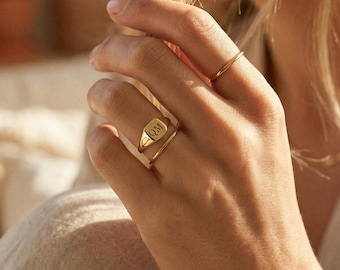 Initial Signet Ring, Pinky Signet Ring, Personalized Letter Ring, Moms Ring, Custom Gift for Mom, Mothers Day Gift, Memorial Jewelry *RE007