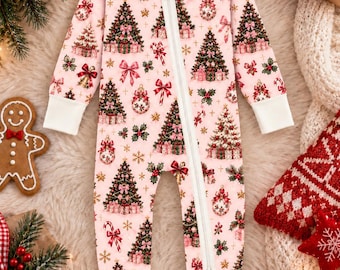 Può includere: Una tutina a maniche lunghe rosa chiaro con girocollo bianco, polsini bianchi e bordi bianchi alle caviglie. Il capo presenta una stampa all-over con alberi di Natale, regali incartati, bastoncini di zucchero, fiocchi e decorazioni.