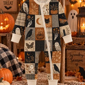 Könnte beinhalten: Ein langärmeliger Einteiler mit Reißverschluss, der mit einem Patchwork-Druck von Halloween-Motiven wie Eulen, Geistern, schwarzen Katzen, Krähen, Motten, Kürbissen, Skeletten und Mondsicheln in Orange-, Schwarz- und Cremetönen versehen ist.