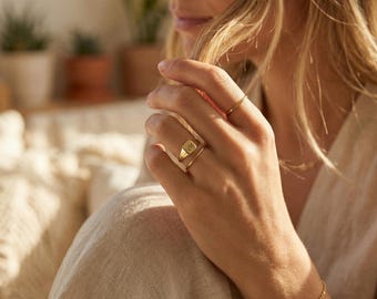 Initial Signet Ring, Pinky Signet Ring, Personalized Letter Ring, Moms Ring, Custom Gift for Mom, Mothers Day Gift, Memorial Jewelry *RE007