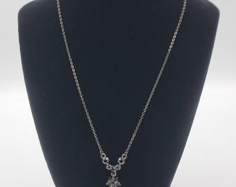 Collar Givenchy negro azabache con cristales y diamantes de imitación en tono gris plomo, 43 cm (17 pulgadas) de largo.