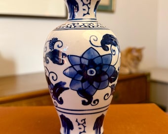 Jarrón floral azul y blanco vintage de cerámica estilo chinoiserie de The Bombay Company
