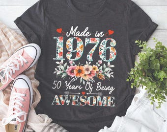 Made in 1976 50 Years Of Being Awesome Shirt, Floral Birthday Sweatshirt, 50 Years Of Awesome Bday T-shirt For Women, Retro Tee Bday Gift