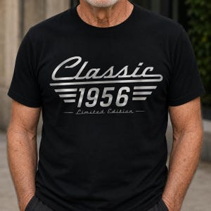 Könnte beinhalten: Schwarzes T-Shirt mit silbernem Text "Classic 1956 - Limited Edition". Das Design zeigt das Wort "Classic" über dem Jahr 1956, mit einer Linie über und unter dem Jahr. Der Text "Limited Edition" steht darunter.