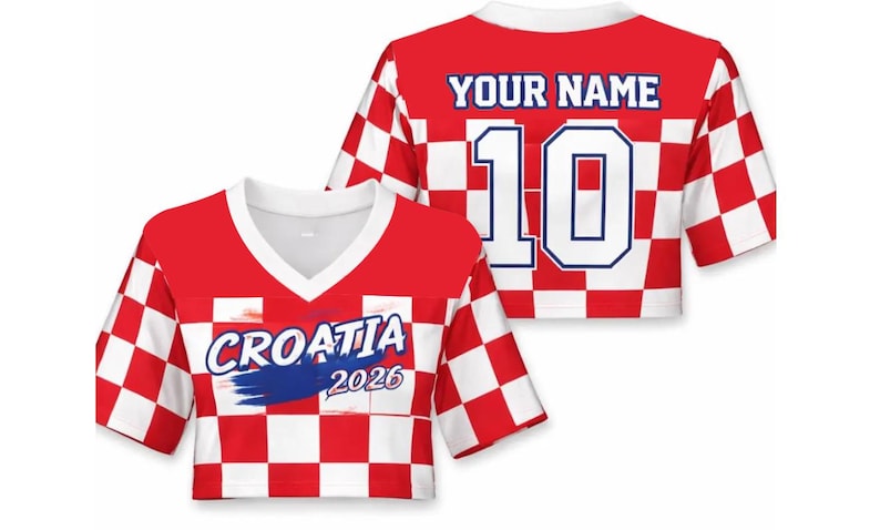 Może przedstawiać: Czerwono-biała koszulka w kratę z białym dekoltem w serek. Z przodu napis "CROATIA 2026" z niebieskim pociągnięciem pędzla. Z tyłu napis "YOUR NAME" nad numerem "10" w kolorze białym z niebieskim obrysem.