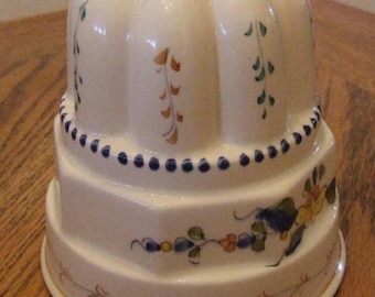 Molde alto de cerámica vintage para pasteles/gelatina, con diseño floral en tonos azules y verdes pintado a mano.