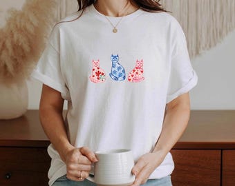 Maglietta con gatti di arte popolare floreale / Illustrazione decorativa di tre gatti