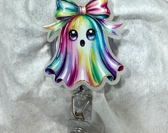 Elegante y kawaii fantasma arcoíris de Halloween con lazo, calabaza y café. Divertido y atrevido portacredencial giratorio con brillo. Ideal para profesores, personal médico y enfermeros.