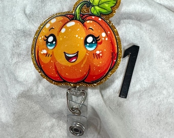 Lindo carrete giratorio para credencial con diseño kawaii de calabaza sonriente y brillante. Ideal para profesores, personal médico y enfermeros.