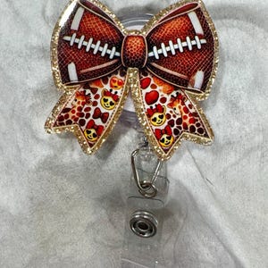 Fußball Bogen Lächeln Gesichter lustig Humor freche sarkastische Glitter Swivel Badge Reel Geschenk Lehrer, medizinisch, Krankenschwestern, Mitarbeiter