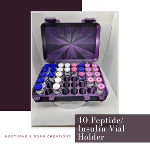 Peut inclure: Un étui de rangement noir et violet avec un motif géométrique en étoile sur le couvercle intérieur, conçu pour contenir 40 petits flacons en verre. L'étui présente des emplacements circulaires individuels pour des flacons à bouchons bleus, blancs et roses.