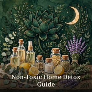 以下が含まれることがあります： Non-Toxic Home Detox Guideと書かれた、ガラス製スプレーボトル、乾燥ハーブ入りの瓶、レモンスライス、ラベンダーの小枝が並ぶ画像。背景は三日月が描かれた濃い緑色の植物柄で、Non-Toxic Home Detox Guideというテキストが含まれています。