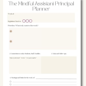 Könnte beinhalten: Ein druckbarer Planer mit dem Titel "Assistant Principal Planner" mit dem Text "The Mindful Assistant Principal Planner". Der Planer enthält Abschnitte für wöchentliche Prioritäten, Verbindungen, Aufgaben und Besprechungen. Das Design ist minimalistisch mit einem Creme- und Beigefarbschema.