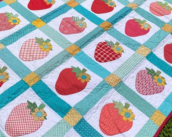 Erdbeer Bauernhaus Quilt, Handgemachte Erdbeer Quilt, 53.5x66.5, Patchwork Bauernhaus Bettwäsche, Küchen Quilt Dekor