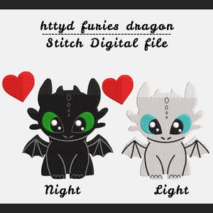Può includere: File di ricamo digitale con due draghi dei cartoni animati, uno nero con occhi verdi e l'altro bianco con occhi blu. Il testo "httyd furies dragon Stitch Digital file" è in alto, con le parole "Night" e "Light" sotto.