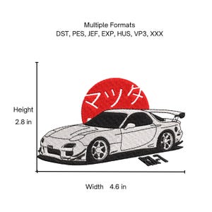 Könnte beinhalten: Gesticktes Design eines Sportwagens mit roter Sonne und japanischem Text. Das Auto ist grau und schwarz, mit einem Spoiler. Das Design ist 11,68 cm breit und 7,11 cm hoch. Der Text zeigt mehrere Stickformate an.