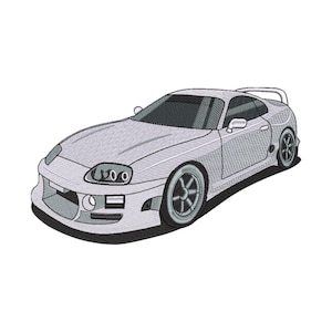 Puede incluir: Diseño bordado de un coche deportivo plateado con alerón trasero. El coche tiene costuras detalladas, incluyendo faros, ruedas y espejos laterales. El coche está sobre un fondo blanco, creando una presentación limpia y enfocada.