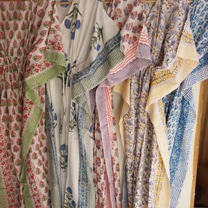 Kaftan bawełniany z nadrukiem ręcznym: lekka szata indyjska