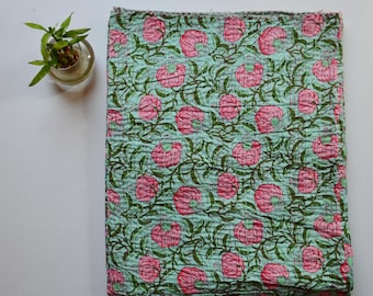 Edredón Kantha reversible de algodón con estampado floral de granada rosa y verde menta, cosido a mano