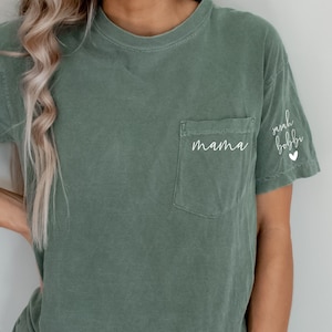 Camisa de mamá personalizada con nombre de los niños en la manga, colores cómodos, camisa de mamá de bolsillo, camisa de mamá, Ollie y Penny, camisa del día de la madre, Blanch