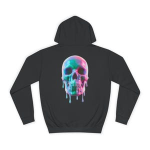 Op de afbeelding: Zwarte hoodie met een kleurrijk, druipend schedelontwerp. De schedelafbeelding heeft tinten blauw, roze en groen. De hoodie heeft een capuchon en lange mouwen, perfect voor casual wear.