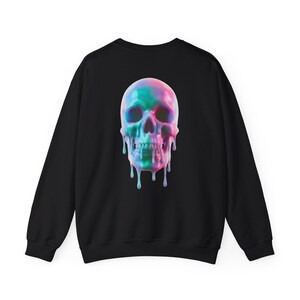 Op de afbeelding: Zwart sweatshirt met een kleurrijk, iriserend schedelontwerp op de rug. Het schedelontwerp heeft een druipend effect, met roze, blauwe en groene tinten. De sweatshirt heeft lange mouwen en een ronde hals.