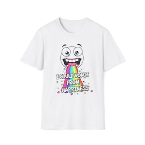Könnte beinhalten: Weißes T-Shirt mit einem Cartoon-Gesicht, das einen Regenbogen-farbigen Strahl ausspuckt. Der Text "I COULD VOMIT FROM HAPPINESS" steht darunter, mit Sternen und Herzen.