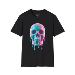 Op de afbeelding: Zwart T-shirt met een kleurrijk, druipend schedelontwerp. De schedel is weergegeven in tinten blauw, groen, roze en paars, met de verfachtige druppels die van de kenmerken van de schedel afdruipen. Het shirt heeft een ronde hals en korte mouwen.