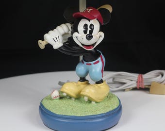 Vintage 1980er Jahre Disney Micky Maus Baseball Tischlampe | Nostalgische Sport-Kinderzimmer Deko | Retro Sammler Figur Licht