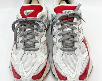 New Balance 9060 Gris Rojo Talla 11.5 Zapatillas deportivas estilo "dad sneaker" estilo Y2K, cómodas y con suela gruesa.