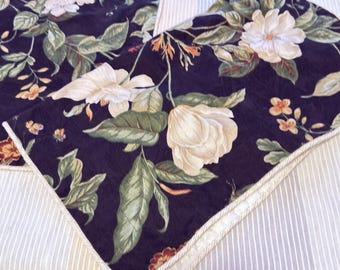 Set di 2 federe standard Vintage Williamsburg Magnolia, nere e dorate con motivo floreale.