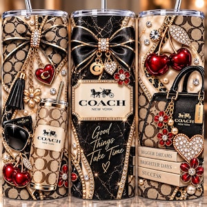 Op de afbeelding: Een cilindrische beker met een zwart en beige monogrampatroon, een grote zwarte strik, rode kersen, een zwarte handtas en het Coach New York logo. Het ontwerp bevat de tekst Good Things Take Time, Bigger Dreams, Brighter Days en Success.